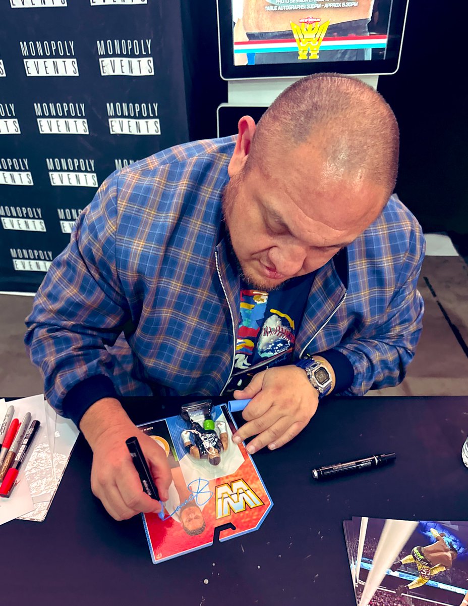ShoneCold's tweet photo. 🟢🤙⚫️ @SamoaJoe 🟢🤙⚫️

Awesome to meet Samoa Joe at @ftlowrestling this weekend &amp; get my Retro signed 

Great auto and great guy. Thanks for coming over to see us 🇬🇧 

#JoeIsGonnaKillYou #hWo #FTLOW https://t.co/5xiXvQx2Ro