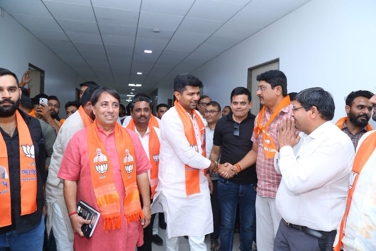 આજરોજ સુરત મહાનગર ખાતે મહાનગર ભાજપ પ્રમુખશ્રી પરેશભાઈ પટેલ ની ઉપસ્થિતિમાં હોદ્દેદારો તેમજ વિવિધ મોરચાના પદાધિકારીઓ સાથે બેઠક યોજી, સંગઠનલક્ષી માર્ગદર્શન પૂરું પાડ્યું.

સુરત મહાનગરના સૌ હોદેદારો અને કાર્યકર્તાઓ જે નિષ્ઠાથી કાર્ય કરી રહ્યા છે, તેનાથી સંગઠન વધુ મજબૂત બન્યું છે.