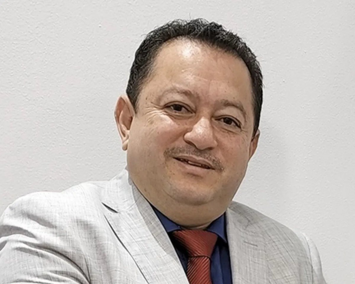 Se preguntan porqué hay tanta delincuencia y crimen organizado, pero sus hijos universitarios votan por mafiosos a cambio de graduarse sin méritos...en fin la incoherencia.