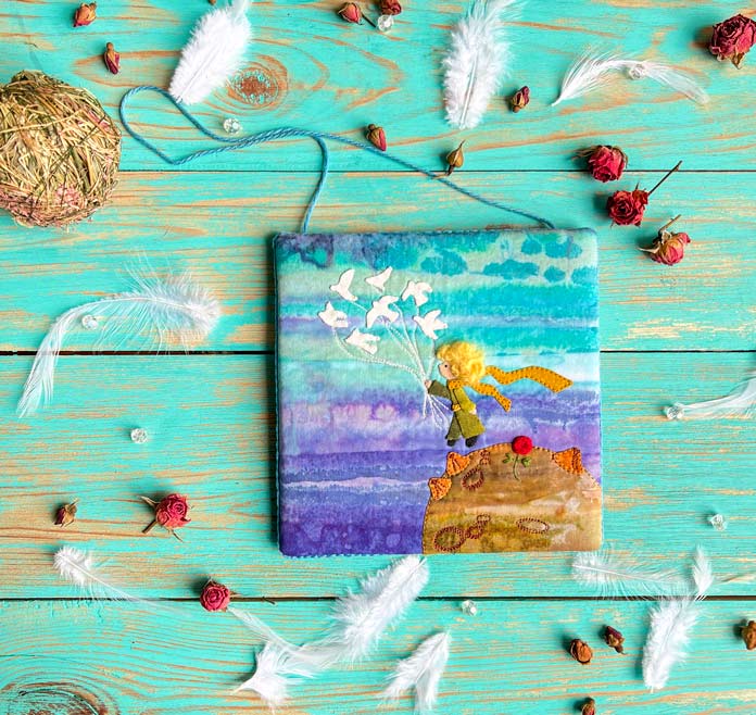 QUILTsocial's tweet photo. Always a Dreamer Wall Art is a small but detail-rich piece made with applique and hand embroidery, finished as a sweet piece of stitched decor. From ANPTmag Issue 62 digital. Links in post. 💙 https://t.co/q0PrZcUclG #ANPTmag #ANeedlePullingThread #QUILTsocial #CreativeSewing https://t.co/5Eo8Q6iB0M