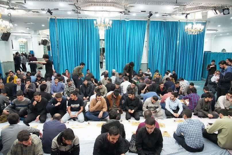 جور حماقت ، ندانم کاری ، ترک فعل
کار بلد نبودن ، افتضاحات و ... دولت شما
و طیف پلید اصلاح‌طلب‌تان را‌
دیگران باید بکشند

همون افرادی که فحشش را از شما می‌خورند 

حضور دکتر سعید جلیلی
در مسجد دانشگاه شریف
و صرف افطار با دانشجویان این دانشگاه