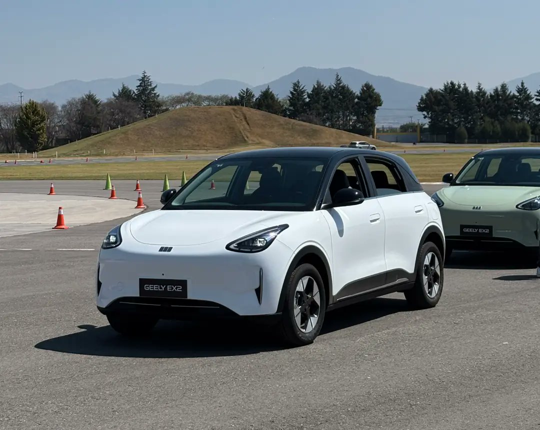 El auto eléctrico más vendido en #China 🇨🇳 ya está en México y tenemos toda la info del #Geely EX2
justbemexico.com/geely-ex2-prec…