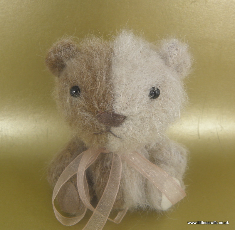 littlescruffs's tweet photo. George, a 3 inch bear with black lace paws  and other bears and animals are available from my website*|https://t.co/j2kpOxoOgU|* #littlescruffs #artistbears #mohairbears #miniaturedogs #mihiaturebears #cows #pigs #elephants #bunnys https://t.co/IuntRWKENb