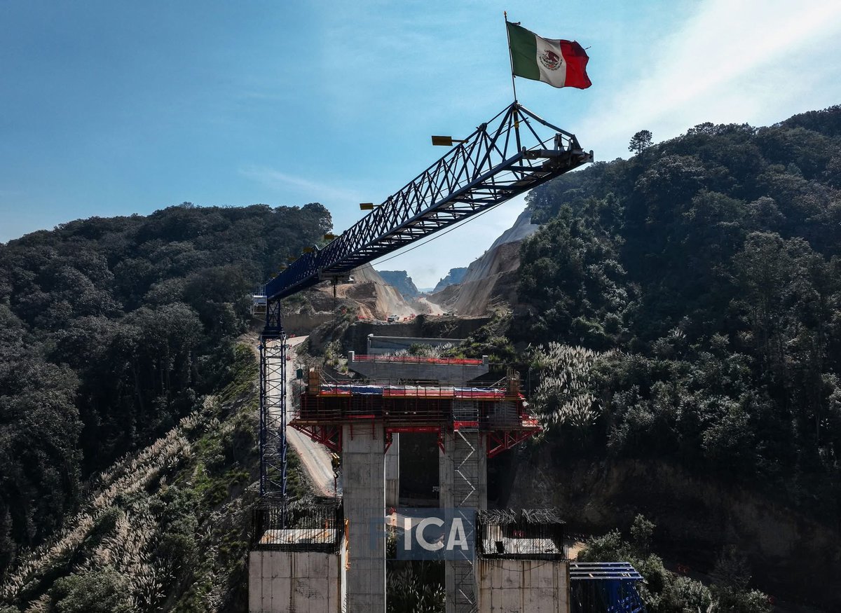 ¡Día de la Bandera! Hoy 24 de febrero celebramos los colores de nuestro símbolo patrio de identidad nacional que une y representa a las y los mexicanos como nación #ColecciónICA