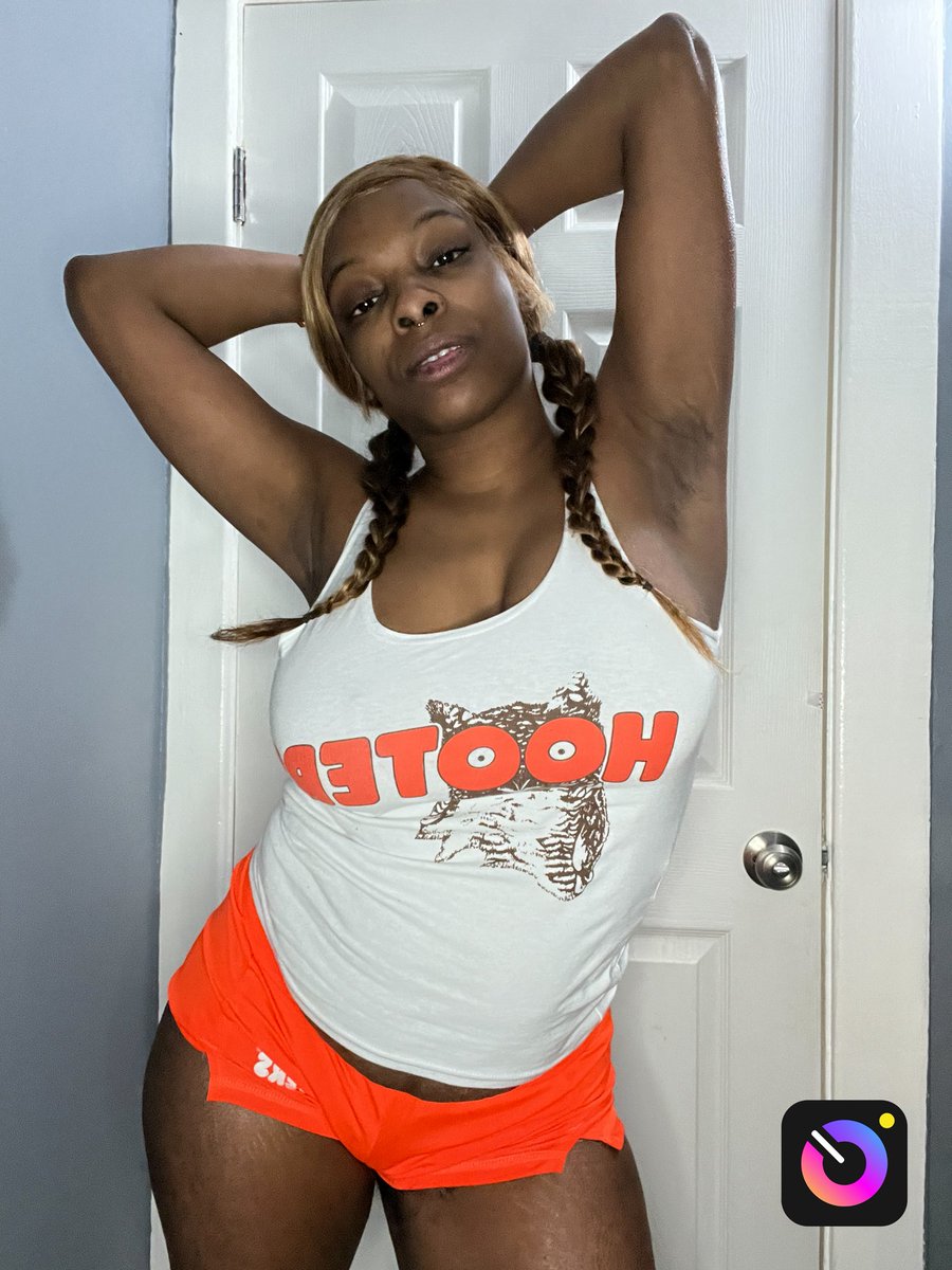 LookAtChanel's tweet photo. Hooters hired me to shake things up 😝 😏 https://t.co/tjZtLtsJQk