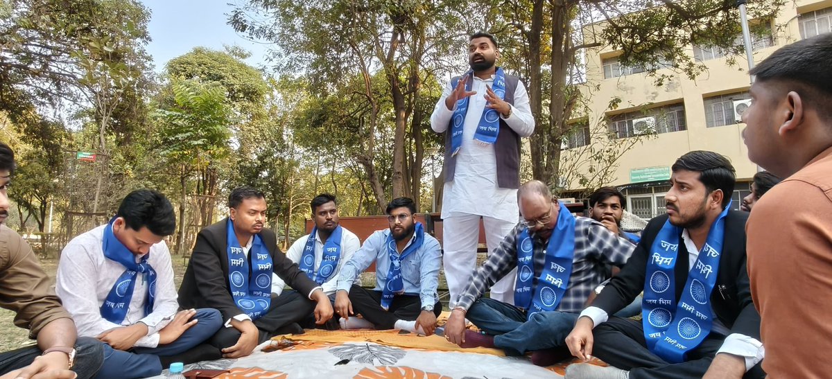 आज लखनऊ स्थित बाबासाहेब भीमराव अंबेडकर केंद्रीय विश्वविद्यालय (बीबीएयू) में बहुजन समाज के छात्र-छात्राओं के साथ आत्मीय प्रीति मिलन हुआ। 

इस अवसर पर विद्यार्थियों के साथ बैठक कर भीम आर्मी स्टूडेंट फेडरेशन (BASF) के संगठन विस्तार, वर्तमान छात्र समस्याओं तथा उनके अधिकारों और हितों