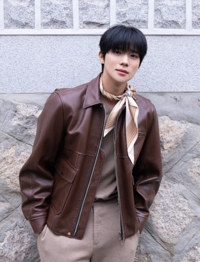 Moon Sangmin ngucapin terimakasih ke Kim Hyesoo (Dulu akting bareng di Under the Queen's Umbrella)

Moon Sangmin cerita kalau Kim Hyesoo tuh sibuk bgt jadi dia jarang ketemuan, tapi Moon Sangmin selalu berusaha keep in touch sama Kim Hyesoo.

Kim Hyesoo juga selalu merhatiin