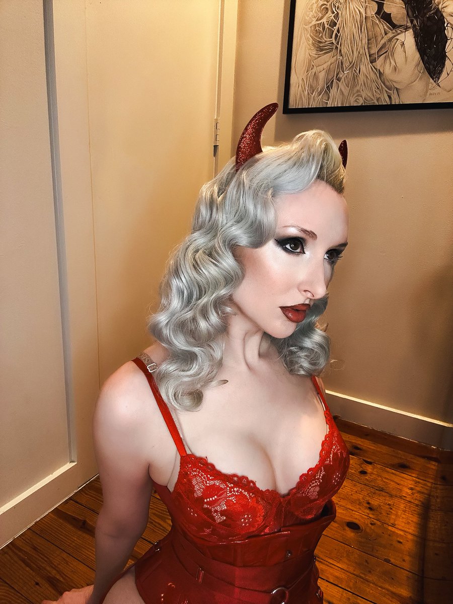 amandakee_'s tweet image. Pre @panoptikondallas photos around my house from last Friday. Lowkey featuring the most recent ballpoint pen drawing I’ve done in the background 🤷🏼‍♀️❤️

Hair | @LaDonnaStein 
Boots | @shudeal997 

#dallasmodel #alternativemodel #vintagehair #oldhollywoodglamour #gothstyle