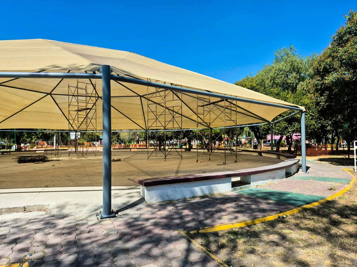 PuntoMedioEdo's tweet photo. ☀️⛱🧔🏻 Quedó en "#velaria" y no #arcotecho, la obra del Parque Benito Juárez, en #Ensueños.
* La obra lleva cuatro meses de retraso y está por culminar.
🤳🏻 Más información ⬇️
https://t.co/lKx0ocuyrq https://t.co/WQbMPU0dGS