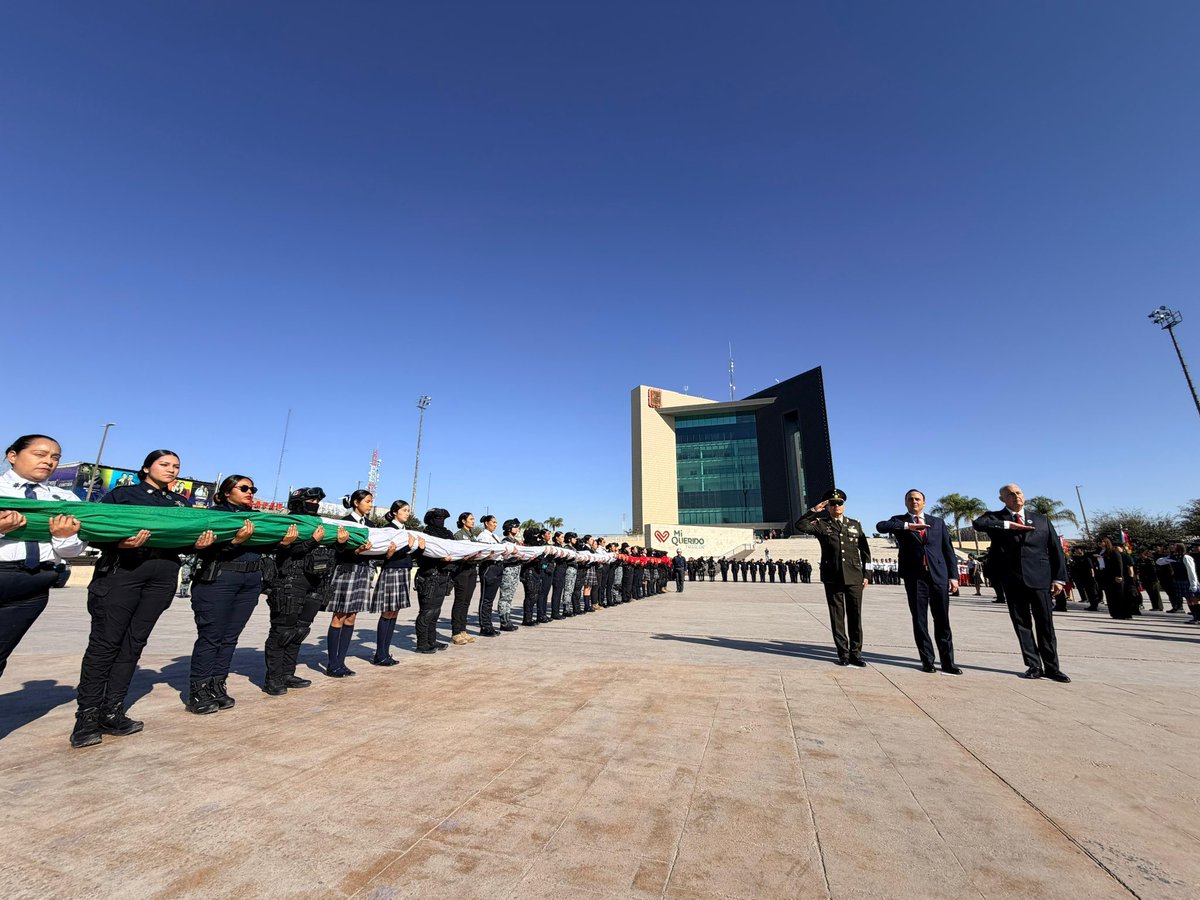 manolojim's tweet photo. En #Torreón en la conmemoración del Día de la Bandera. #CoahuilaPaDelante #APasosDeGigante https://t.co/CfQmoC6B9a