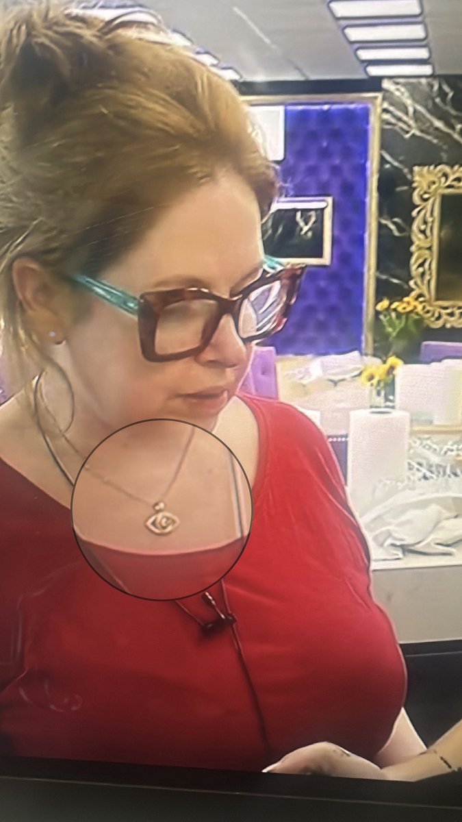 El poder silencioso de la cocina …
Quien cocina crea dependencia, administra, decide, marca rutinas, y ahí también se generan alianzas y conspiraciones. 
Entiende el juego #GranHermano