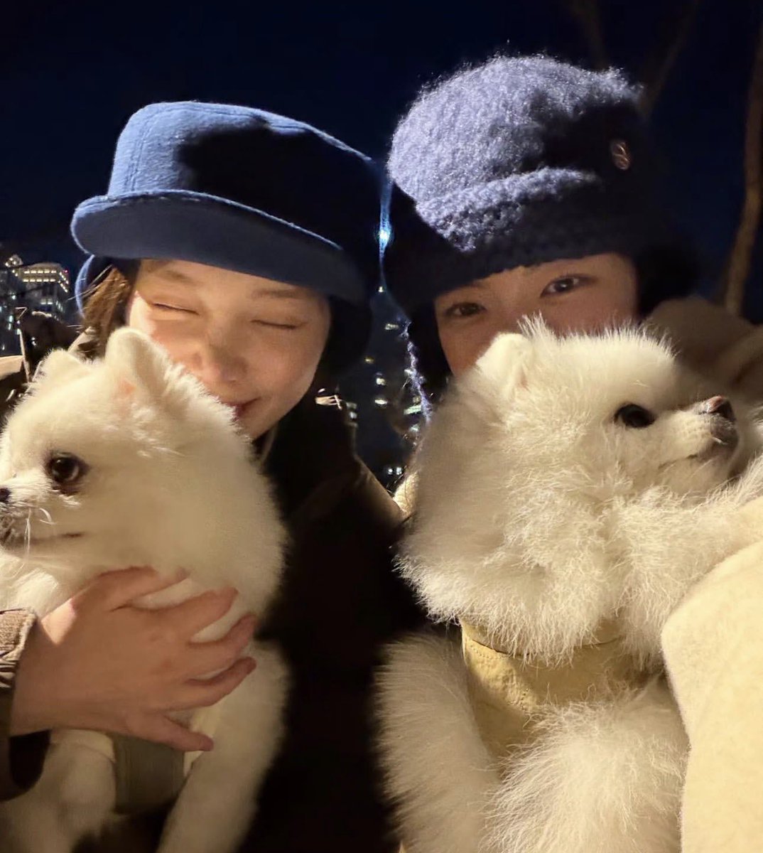 MIDCYS's tweet photo. CHAEWON AND LIA DATE WITH THEIR DOGS YALL OMG 🥹🥹🥹 https://t.co/avGfLSXWtk