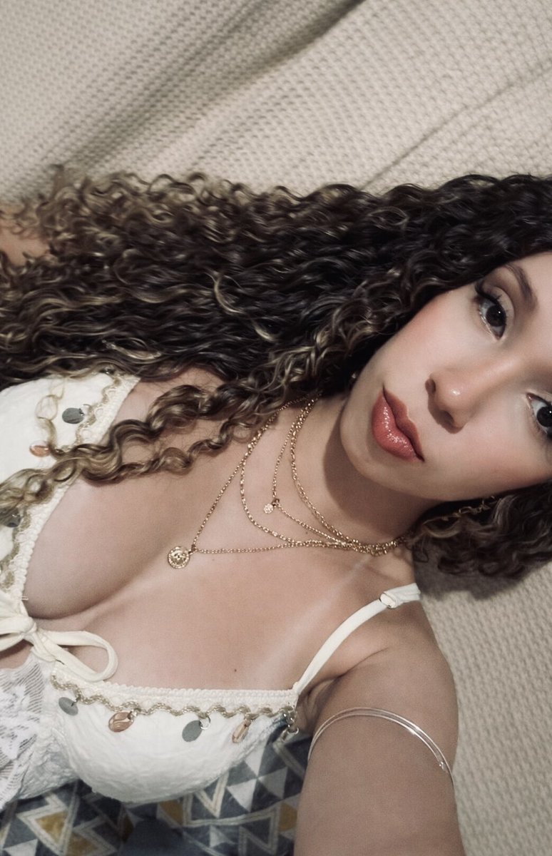 me and hyunjin chillin’💛

#SSD #StaySelcaDay #STAY #스트레이키즈 #Hyunjin <a href="/Stray_Kids/">Stray Kids</a>