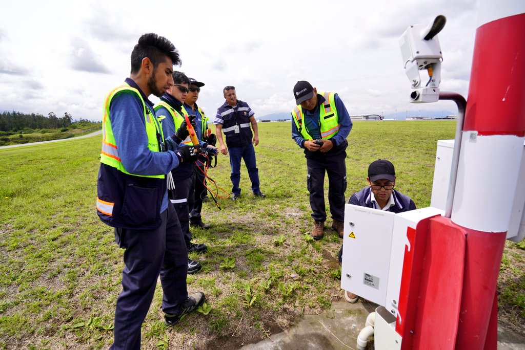 DGAC_Ecuador's tweet photo. En el aeropuerto Mariscal Sucre de la Capital de la República, personal de Meteorología de la DGAC realiza la inspección técnica del RVR (Alcance Visual en Pista) para verificar su correcto funcionamiento. https://t.co/vvFjrWaZyb