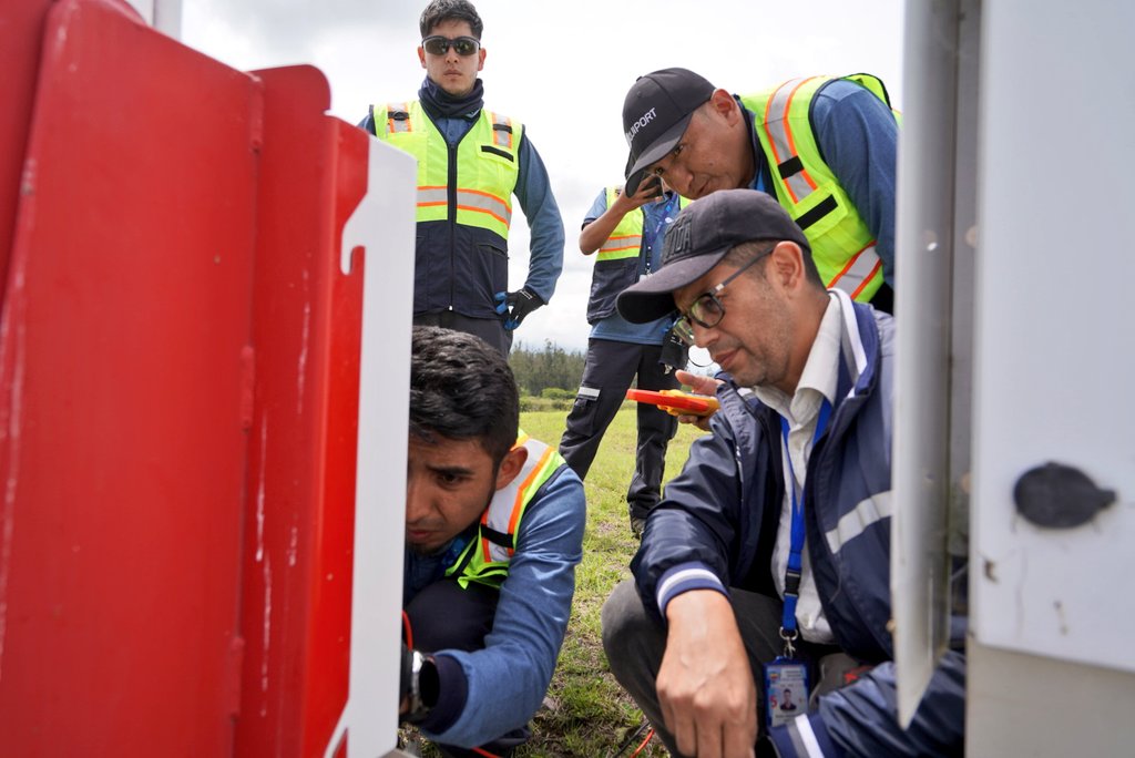 DGAC_Ecuador's tweet photo. En el aeropuerto Mariscal Sucre de la Capital de la República, personal de Meteorología de la DGAC realiza la inspección técnica del RVR (Alcance Visual en Pista) para verificar su correcto funcionamiento. https://t.co/vvFjrWaZyb