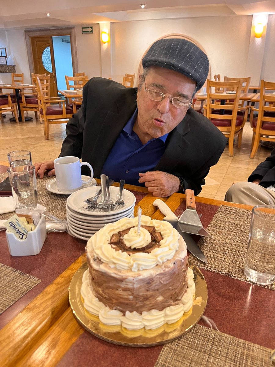 Una semana después, pero festejamos el cumpleaños del gran amigo <a href="/fjespriella/">Feliciano J. Espriella</a>  Gracias <a href="/IrisdeaAguayo/">Irisdea Aguayo N.</a> por llevar el pastel a la <a href="/MesaKioscoMayor/">Mesa Kiosco Mayor</a>