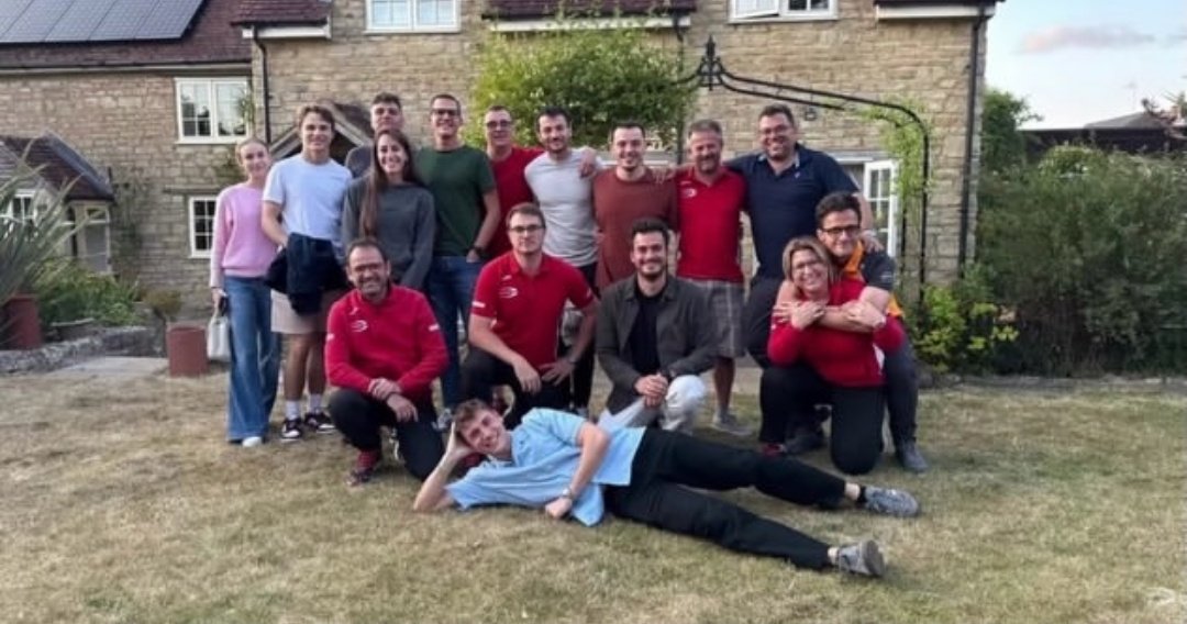 oscarsspiastree's tweet photo. OSCAR AND LILY WITH OSCARS PREMA TEAM 🥹🥹 https://t.co/1kkS4uOXhZ