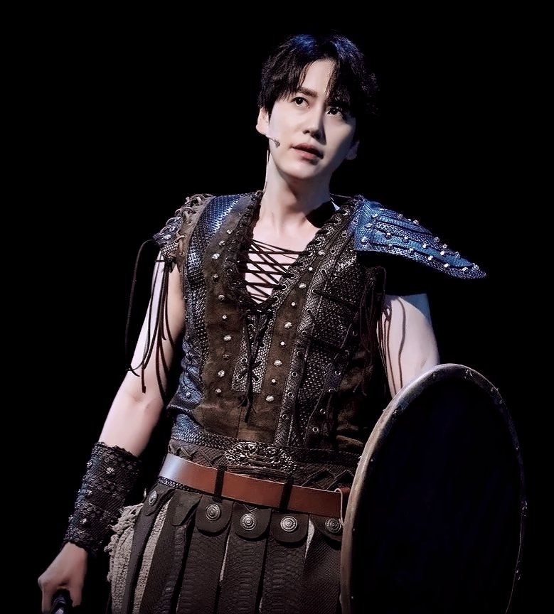 이거진짜
곱게자란 귀족나리가 복잡한 사정으로 노예가 됐다는 설정 그대로의 비주얼이라 씹덕의 마음에 쏙 듦