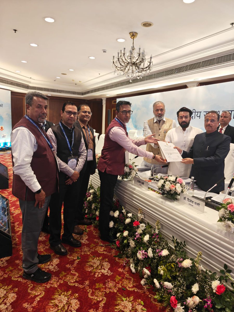 LG_ANI_DrDinesh's tweet photo. रॉयल प्लाजा, नई दिल्ली में संसदीय राजभाषा समिति गृह मंत्रालय भारत सरकार की प्रथम उप समिति की निरीक्षण/दौरा बैठक में हरियाणा केंद्रीय विश्वविद्यालय महेंद्रगढ़ एवं भारतीय प्रबंध संस्थान रोहतक, हरियाणा का माo सांसदगण श्री रामचंद्र जांगड़ा जी, श्री विशेश्वर हेगडे जी, श्री राजेश वर्मा जी, श्री सतपाल ब्रह्मचारी जी, सचिव श्रीमती राधा कत्याल नारंग एवं विभाग के अधिकारियों के साथ विभागों में हिंदी भाषा के उन्नयन एवं प्रयोग हेतु पहली उप समिति के संयोजक के रूप में निरीक्षण किया।

बैठक में कुलपति प्रोफेसर टकेश्वर कुमार जी, कुलसचिव प्रोफेसर सुनील कुमार जी, निदेशक भारतीय प्रबंध संस्थान रोहतक हरियाणा, प्रो धीरज शर्मा जी, डीन प्रोफेसर कौस्ताब घोष जी, संयुक्त सचिव शिक्षा मंत्रालय डाo जीएस चौहान जी आदि उपस्थित रहे।

@narendramodi @AmitShah @NitinNabin @blsanthosh @myogiadityanath @idharampalsingh @mppchaudhary @pmoindia @BJP4India @BJP4UP
