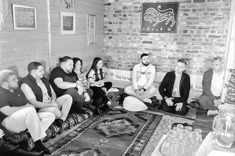 dünyâya fazla meyletme, bir menfaat uğruna başkasına dervişlik satma, zâhir pâdişâhına yakın olma, işin olmadan vezir ve sâir devlet adamlarının yanına varma, bana iyi desinler diye sofuluk satma, her bulduğuna şükret ... elden geldikçe tek başına yemek yeme 💧🔥💚
Abdal Musa 🕊️