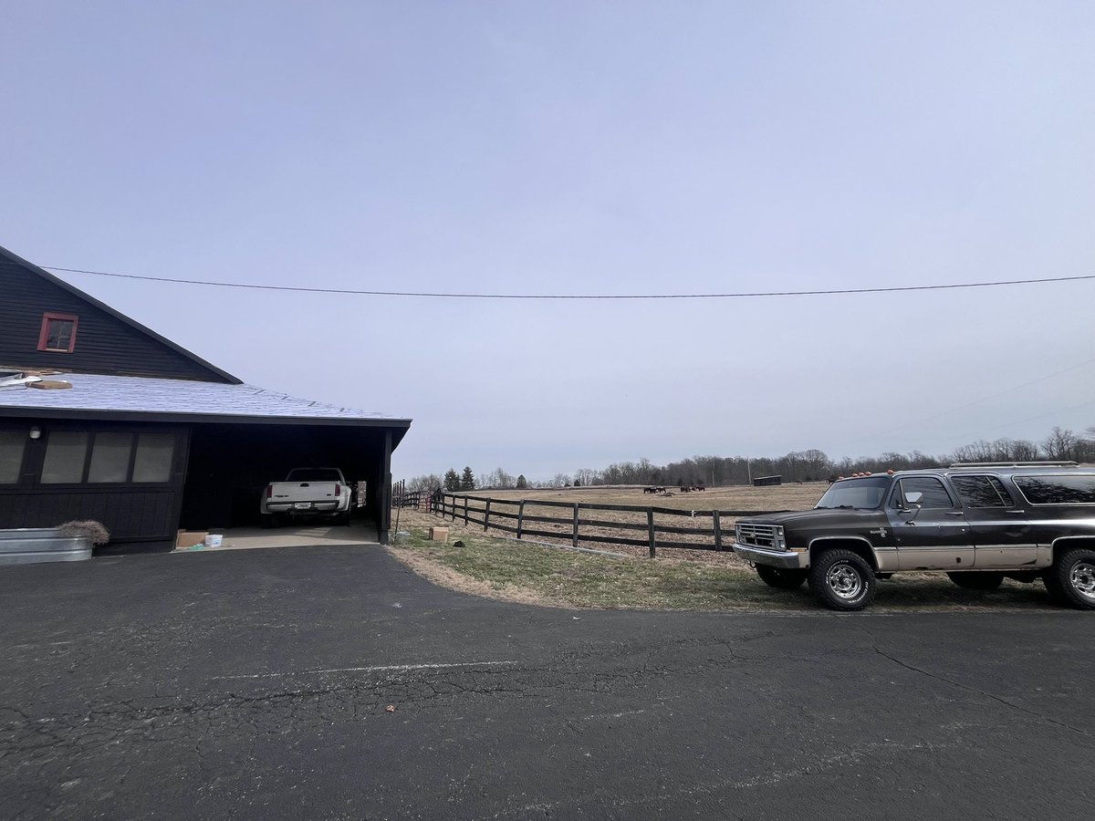 VeteranLt3's tweet photo. We out here!

#metalroof #makemoney #oldschool #farm https://t.co/gN6585gKQ9