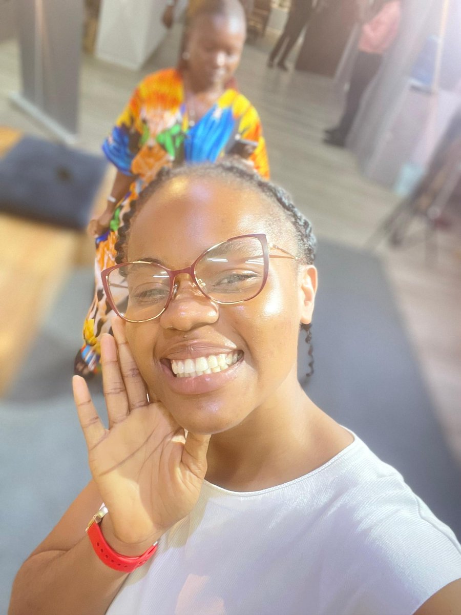 My wonderful mutuals, please nah  help me get to 1k followers 🙏 😭