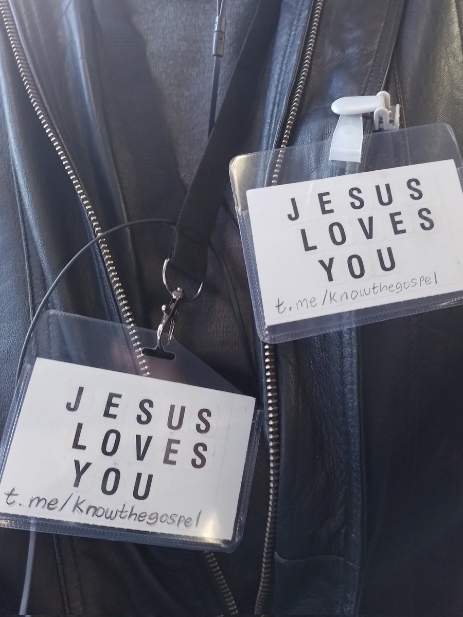 Knowthegospel's tweet photo. Here are 2 ways to wear your evangelism badge. You can clip it to your lapel or wear it on a neck band. Both are great ways of trying to reach the lost for Jesus.
#BillionsoulsforChristproject https://t.co/U7vDLWilcr