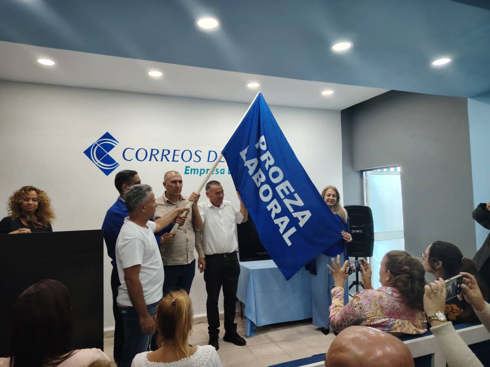 Entregan a <a href="/ETECSA_Cuba/">ETECSA</a> en #LasTunas Bandera de Proeza Laboral por su destacada labor EN la Recuperación de las Afectaciones del Huracán Melissa en las provincias orientales.