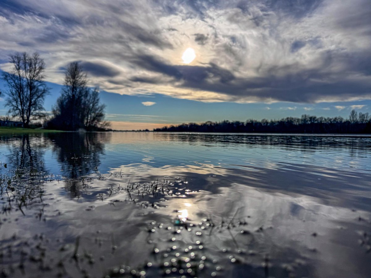 [Direct]

Quel plaisir de retrouver ce soleil ☀️ sur une large zone Sud de notre <a href="/RCValdeLoire/">Région Centre-Val de Loire</a>, ce mardi 24 février 2026 après-midi, comme ici sur les bords de la Loire, près de Blois, vers Vineuil (Loir-et-Cher). Les dernières grisailles 🌫️ s’évacuent petit à petit par le Nord