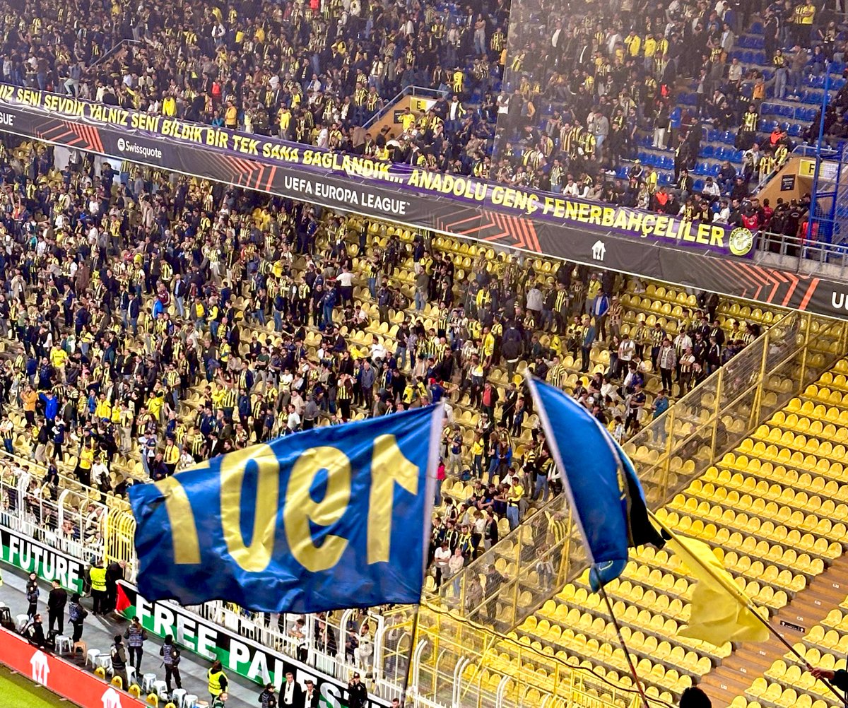 Bu takıma inanmayan bir daha stada gelmesin. Kimse insanların emeğini heba etmesin.İnanan, güvenen ve armanın değerini bilen gelsin stada.

‘Fenerbahçe taraftarı yoruldu’diye medyaya konuşanlar gerçekten yorulduysa evinde otursun. Bu camia inananlarla yürür; inanmayanlarla değil.