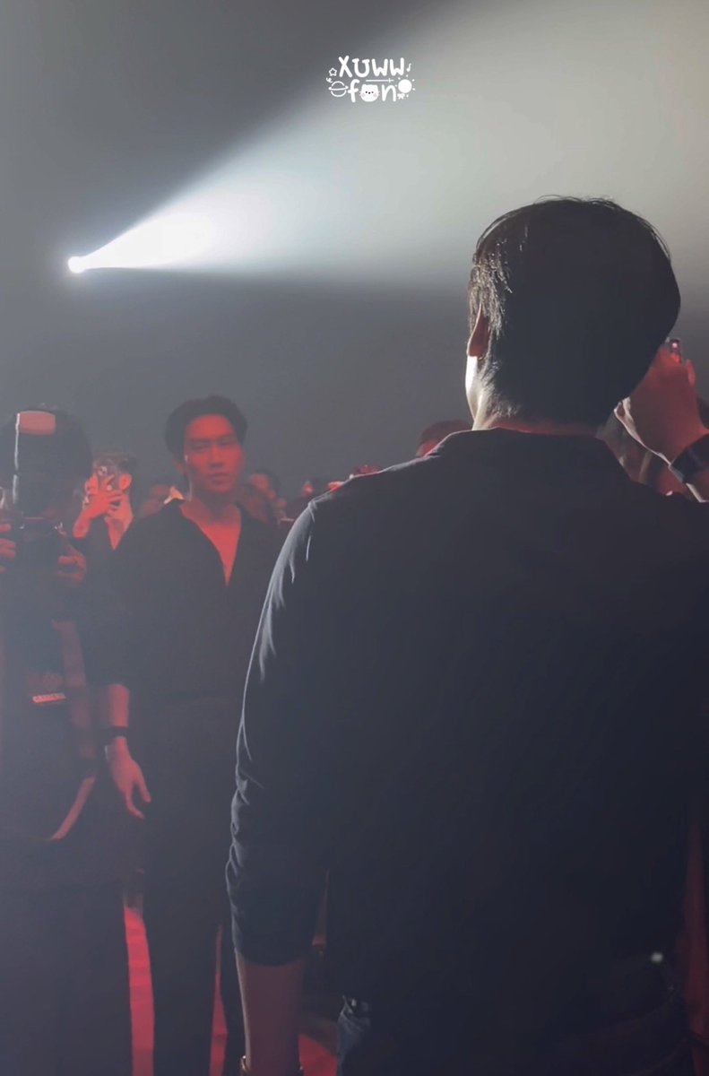 J: บี๋ทำไรอยู่ครับ พี่ง่วงแล้วครับ นอนก่อนนะ ฝันดีครับ
B: อยู่ร้านเหล้า
J: อย่าดื่มเยอะนะ
B: โต๊ะข้างหลังมึง