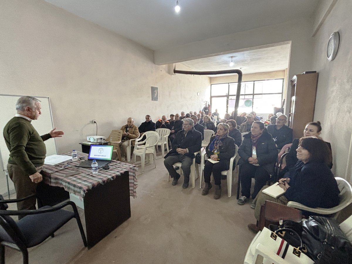 Malatya örgütümüzle iki günlük eğitimimizi tamamladık. 
Malatya’nın her bir ferdinin sesi olmak için bir araya geldik; yerel sorunları tartıştık, özgürlük, eşitlik ve adalet mücadelesinin yollarını konuştuk.
Birliğimiz, örgütlülüğümüz ve öğrenme azmimizle birlikte güçlüyüz☀️