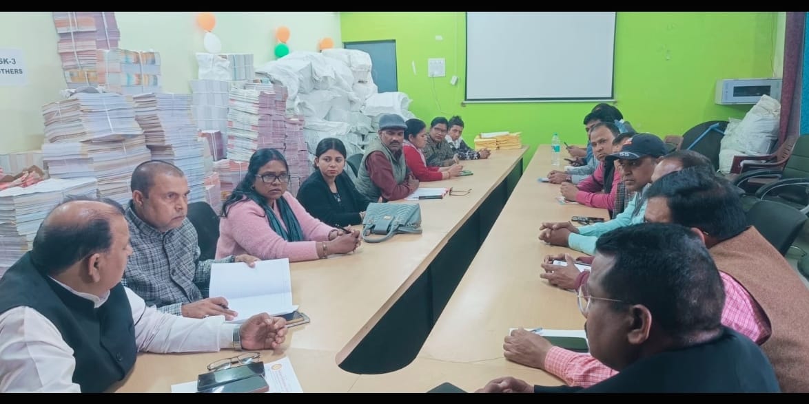 आरटीई एक्ट लागू होने के पूर्व के शिक्षकों के लिए टीईटी उत्तीर्ण करने की बाध्यता जैसे अव्यहारिक निर्णय के विरोध में टीचर्स फेडरेशन ऑफ इंडिया के बैनर तले होने वाले आंदोलन की समीक्षा बैठक, जो कि जिला बेसिक शिक्षा अधिकारी कार्यालय स्थित सभागार में संपन्न हुई, प्रतिभाग किया. उक्त बैठक