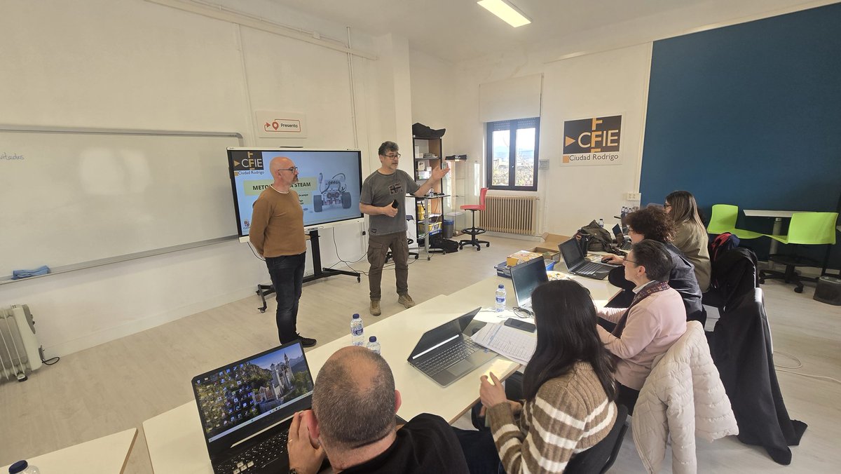 CFIE_CR's tweet photo. Sesión inicial del curso "Impulso de la competencia STEAM mediante el uso de las TIC" con @tecuribarri.
Descubrimos la programación y la lógica aplicada a retos prácticos, desarrollando diversos proyectos STEAM con micro:bit
Aprendizaje, creatividad y tecnología.
#formaciónCyL https://t.co/SzDvdVZM09