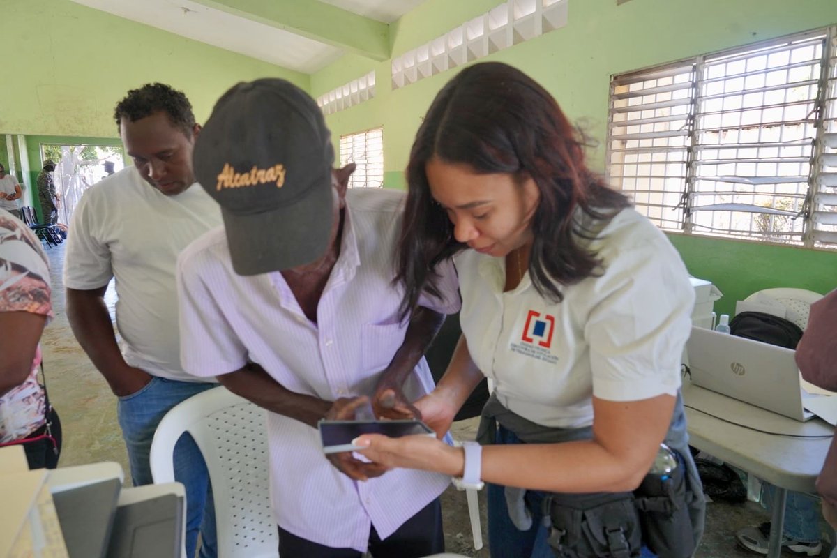 rdtitulacion's tweet image. #RegionalSur | ✍️ Brigadas de Titulación realizan la firma de donación del proyecto Guayacanal, acercando a más de 700 familias de Azua a la seguridad jurídica de sus propiedades.

#RevoluciónTitulación #ActoDeFirmadeDonación #Azua