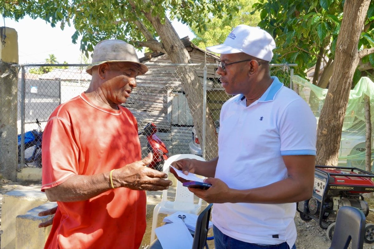 rdtitulacion's tweet image. #RegionalSur | ✍️ Brigadas de Titulación realizan la firma de donación del proyecto Guayacanal, acercando a más de 700 familias de Azua a la seguridad jurídica de sus propiedades.

#RevoluciónTitulación #ActoDeFirmadeDonación #Azua