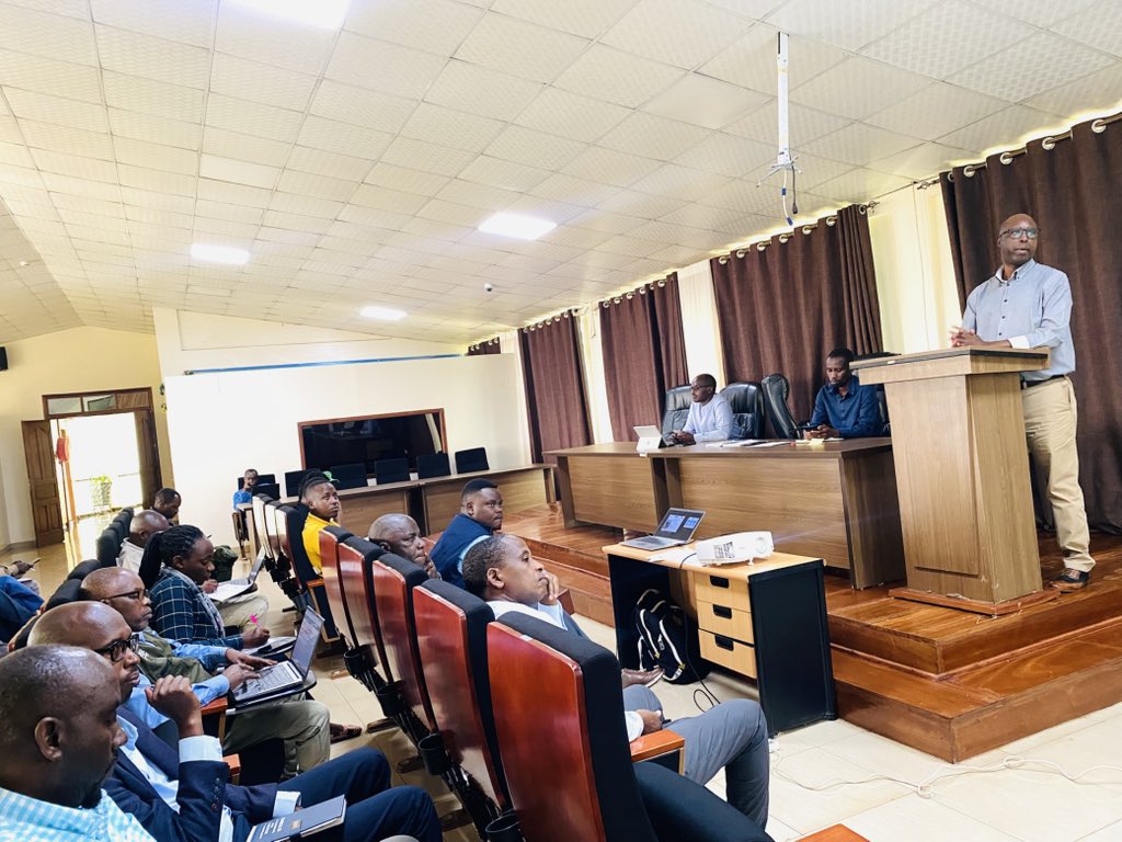 KayonzaDistrict's tweet image. Uyu munsi, ku biro by’Akarere hateraniye inama yahuje Ubuyobozi bw’Akarere n’ubw’iyi mishinga, Abanyamabanga Nshingwabikorwa b’Imirenge n’Abakozi bashinzwe Ubuhinzi mu Mirenge, baganira ku byakozwe mu myaka imishinga ya #TREPA na #COMBIO imaze n'ibiteganyijwe.