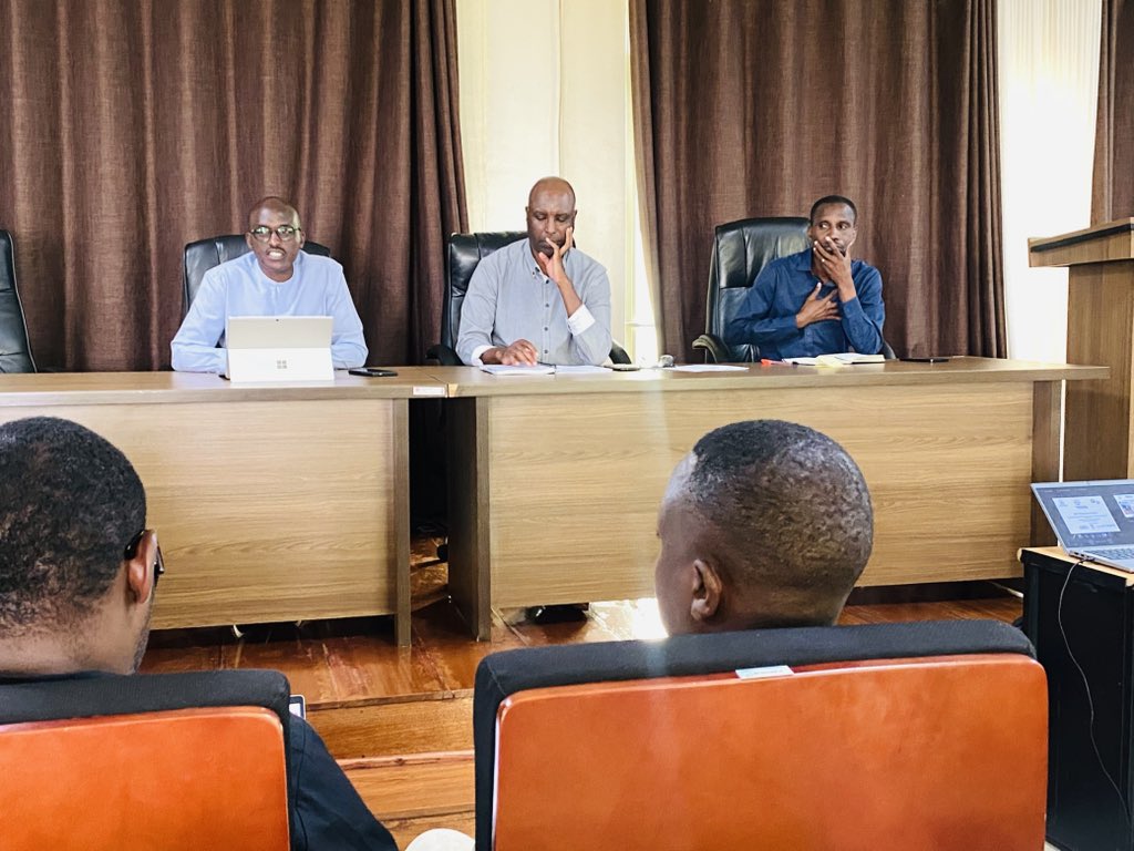 KayonzaDistrict's tweet image. Uyu munsi, ku biro by’Akarere hateraniye inama yahuje Ubuyobozi bw’Akarere n’ubw’iyi mishinga, Abanyamabanga Nshingwabikorwa b’Imirenge n’Abakozi bashinzwe Ubuhinzi mu Mirenge, baganira ku byakozwe mu myaka imishinga ya #TREPA na #COMBIO imaze n'ibiteganyijwe.