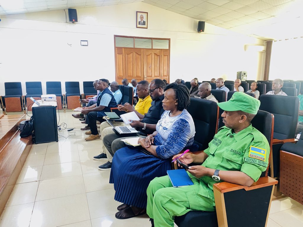 KayonzaDistrict's tweet image. Uyu munsi, ku biro by’Akarere hateraniye inama yahuje Ubuyobozi bw’Akarere n’ubw’iyi mishinga, Abanyamabanga Nshingwabikorwa b’Imirenge n’Abakozi bashinzwe Ubuhinzi mu Mirenge, baganira ku byakozwe mu myaka imishinga ya #TREPA na #COMBIO imaze n'ibiteganyijwe.