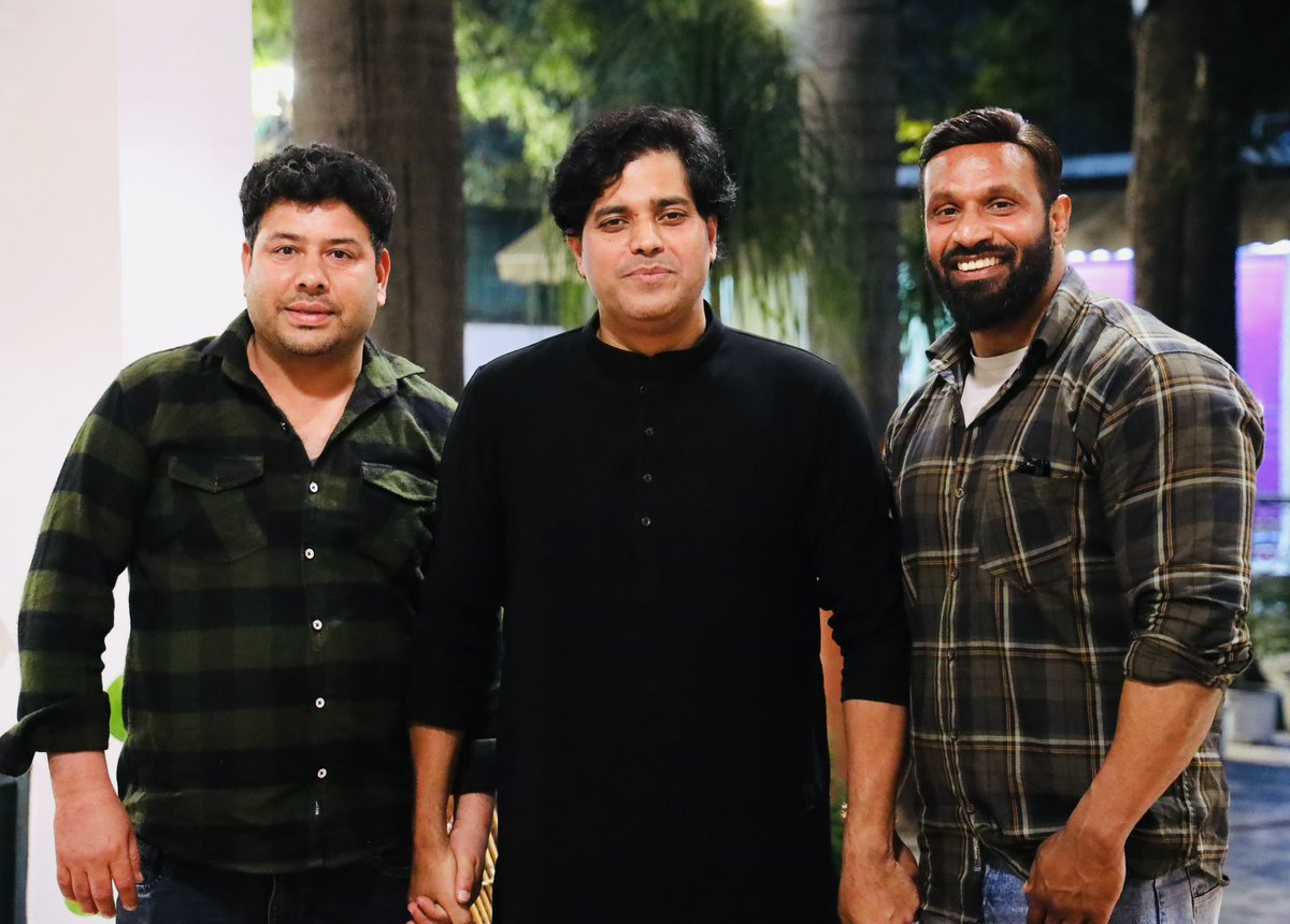ShayarImran's tweet photo. विजय रावत के ज़िक्र के बिना मोहम्मद दीपक की कहानी अधूरी है, एक एैसा दोस्त जो गुंडों के झुंड के सामने दीपक के लिये सीना तान कर खड़ा था।
कल जब दीपक आये तो उनके साथ उनके दोस्त भी आये, आज ख़ास तौर पर विजय रावत की तारीफ़ करना ज़रूरी है।

ज़िंदगी में कुछ दोस्त एैसे होते हैं जो ख़ुद पीछे रहकर भी दीपक जैसे साथी के लिये जान लड़ाने को तैयार होते हैं।

शाबास विजय रावत - तुम्हारी दोस्ती 
और तुम्हारी इंसानियत को सैल्यूट