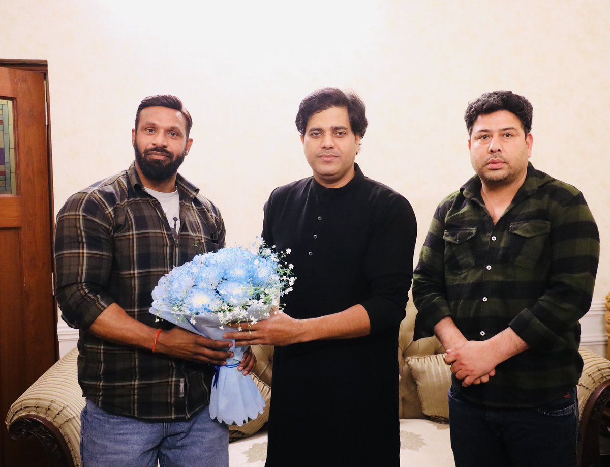 ShayarImran's tweet photo. विजय रावत के ज़िक्र के बिना मोहम्मद दीपक की कहानी अधूरी है, एक एैसा दोस्त जो गुंडों के झुंड के सामने दीपक के लिये सीना तान कर खड़ा था।
कल जब दीपक आये तो उनके साथ उनके दोस्त भी आये, आज ख़ास तौर पर विजय रावत की तारीफ़ करना ज़रूरी है।

ज़िंदगी में कुछ दोस्त एैसे होते हैं जो ख़ुद पीछे रहकर भी दीपक जैसे साथी के लिये जान लड़ाने को तैयार होते हैं।

शाबास विजय रावत - तुम्हारी दोस्ती 
और तुम्हारी इंसानियत को सैल्यूट