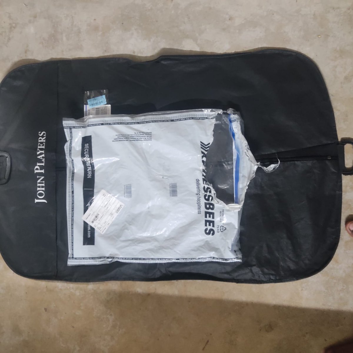 Eltonjd01's tweet photo. I have received another wrong return product which is unacceptable. The item sent back to me is not the same product that I originally shipped to the customer. The returned product is completely different from my original item.
@meesho_support
@XpressBees_IN https://t.co/scns9zJDTK