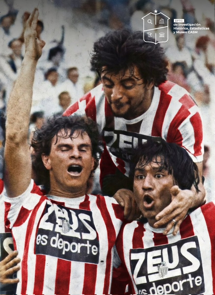 #FotosHistóricas 

➡️Pedro Pablo Robles y el Coya Gutiérrez festejan junto a Juan Carlos Torales, autor del gol en el clásico tucumano disputado en septiembre de 1985. San Martín se llevó el triunfo y los puntos. Aquella campaña lo terminaría consagrado Campeón Anual!🇦🇹