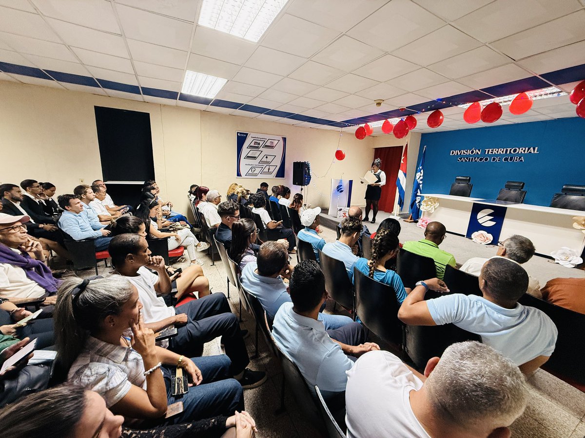 arleenamalia's tweet photo. 1/2 Desde #SantiagoDeCuba extendemos las felicitaciones a los trabajadores de las Comunicaciones📡, la Informática💻 y la Electrónica🦾.
🩵Las comunicaciones son, en esencia, actos de amor y soberanía💙
#EsteEsNuestroAzul #EtecsaConCuba https://t.co/DYkqTZtGuN