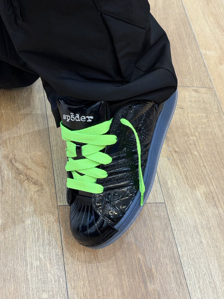 CaminoTV's tweet photo. la collab adidas x Sp5der bien arrivée au bureau https://t.co/3KZRUn9OE7