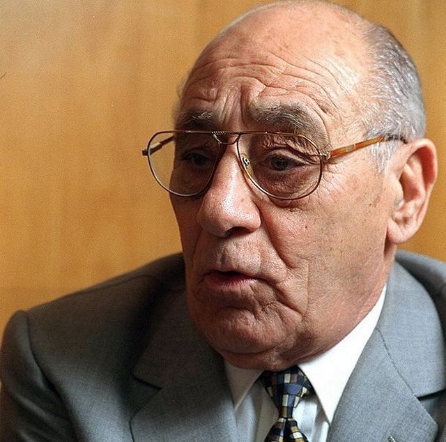 Sabio y cabezadura.
Cuando no pocos le esquivaban al bulto, fue el encargado de capear la tormenta, enderezar el barco y conducir al club hasta la salida de una crisis que parecía terminal, hasta volver a ponerlo de pie.

Hoy se cumple un nuevo aniversario de su partida.
Don