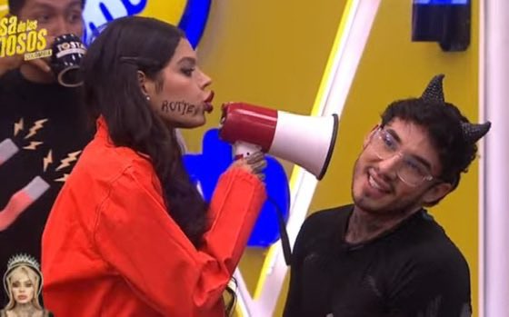 La tiene de fondo de pantalla? “Un saludo pa’ los hater’ que son fan” #LaCasaDeLosFamososCol3