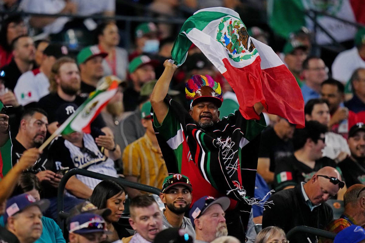 MexicoBeis's tweet photo. Una bandera. Un equipo. Millones de mexicanos alentando. 🙌

Hoy honramos el símbolo que representa a México. 🇲🇽 

#EsMiSangre 🩸🇲🇽 https://t.co/tnNW6oD5fJ