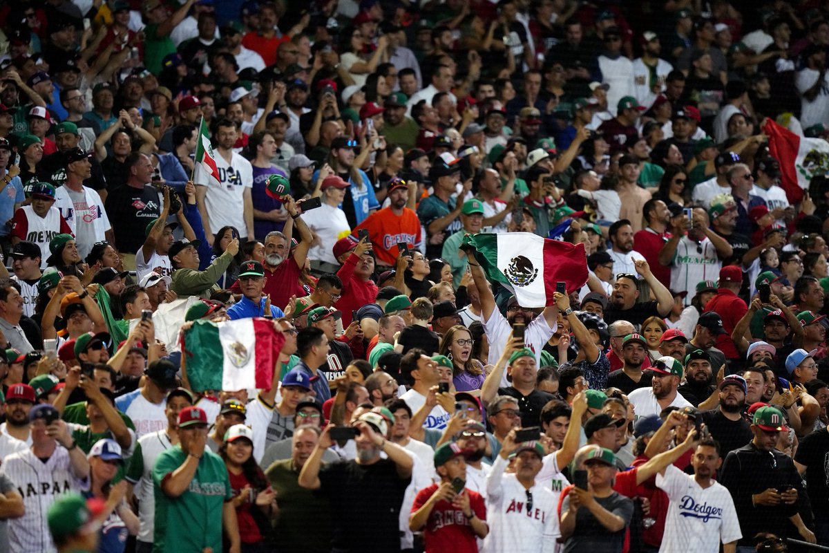 MexicoBeis's tweet photo. Una bandera. Un equipo. Millones de mexicanos alentando. 🙌

Hoy honramos el símbolo que representa a México. 🇲🇽 

#EsMiSangre 🩸🇲🇽 https://t.co/tnNW6oD5fJ