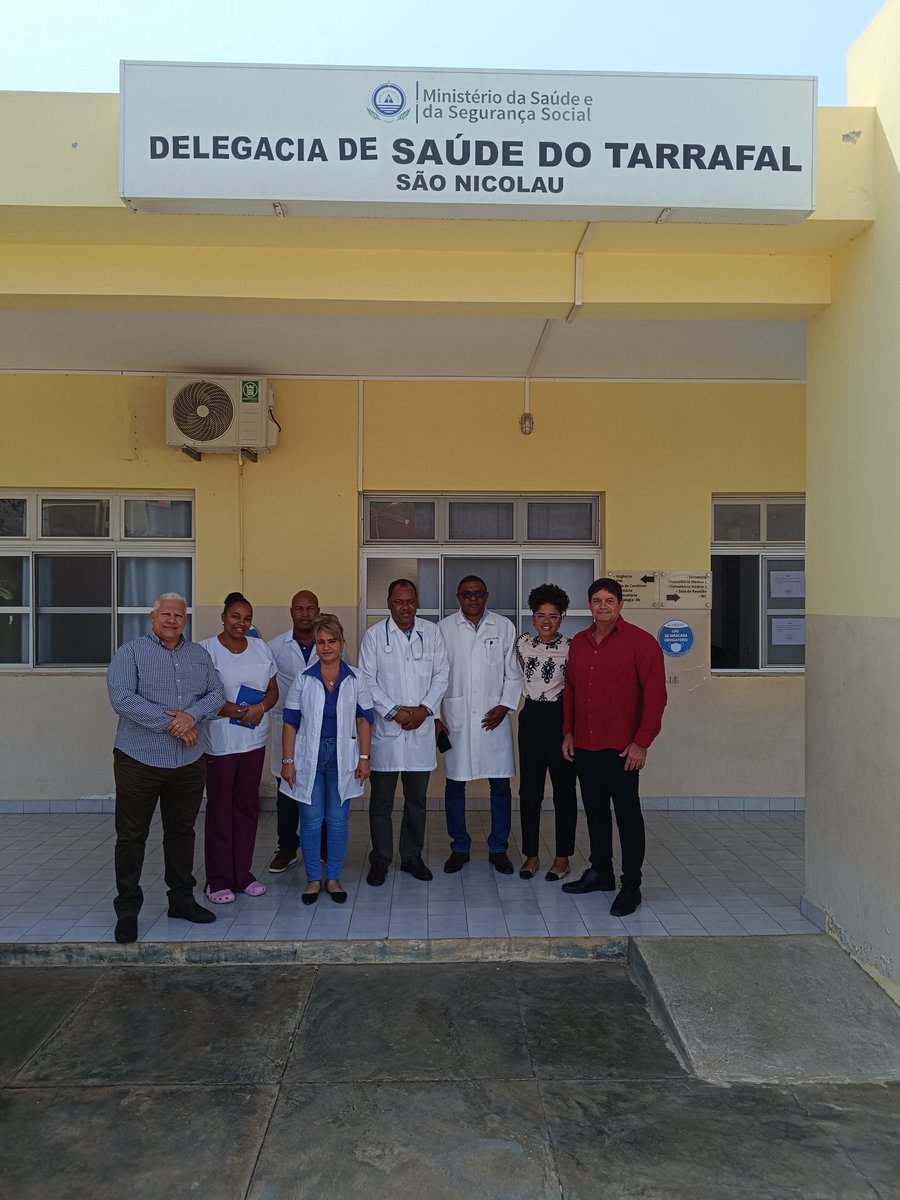 Visita de trabajo del embajador de Cuba en Cabo Verde Turcios Miguel Esquivel López acompañado por el Dr Noslando Ramos González jefe misión médica a la delegacia de salud de tarrafal de Sao nicolau Isla de San nicolau.
#Cubacoopera 
#CubaestaFirme